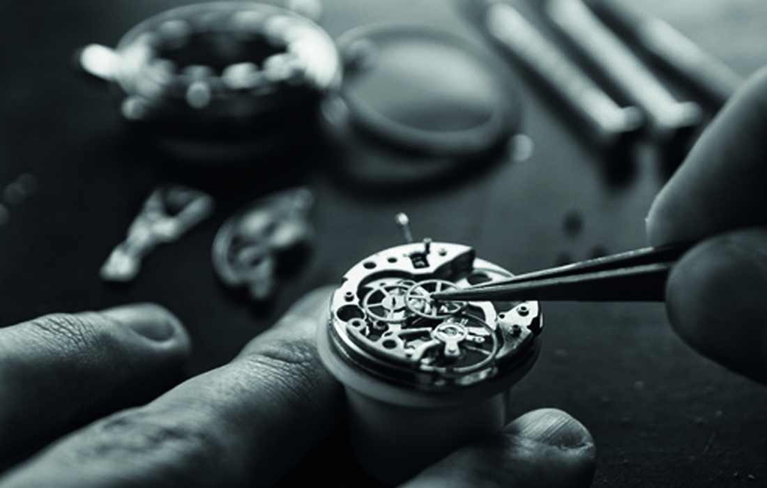 Dumas Joaillier restaure, répare et entretient vos montres de toutes marques dans son atelier d’horlogerie 2 Place de l'Horloge à Avignon. Réparation montre - pile - cadran - étanchéité -révision - 84000 - vaucluse