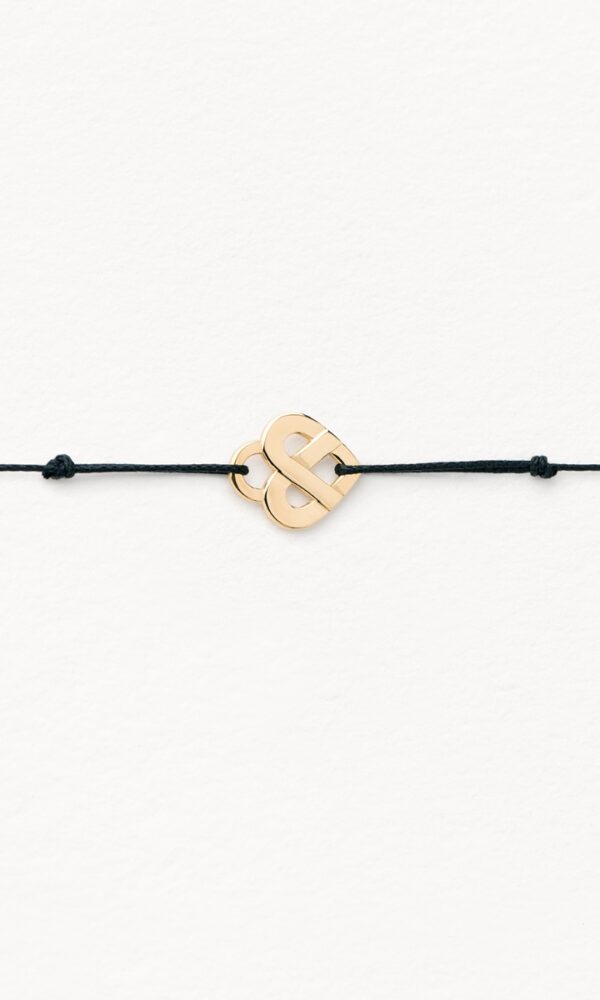 Succombez au bracelet coeur entrelacé en Or Jaune 18 carats et son cordon de chez Poiray dans votre bijouterie Dumas à Avignon. Détaillant officiel