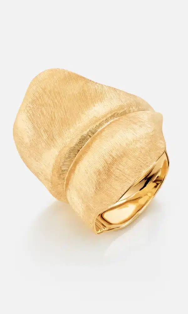 Sublimez votre style avec la bague feuille en or jaune 18 carats de la maison Ole Lynggaard. Dumas Joaillier détaillant officiel à Avignon