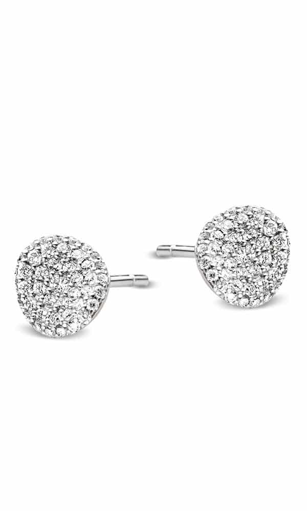 Succombez aux sublimes boucles d'oreilles en or blanc 18 carats et pavage de diamants blanc chez Dumas Joaillier, votre bijoutier luxe à Avignon.