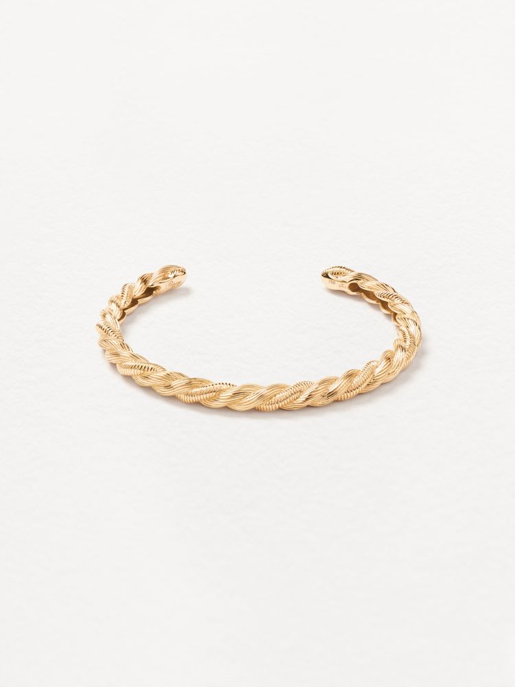 Laissez-vous séduire par le bracelet Dune en Or Jaune de la maison Poiray. Chez votre détaillant officiel Dumas Joaillier à Avignon centre ville.