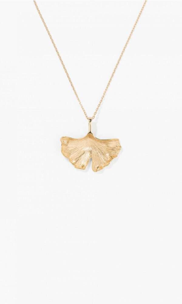 Découvrez la beauté intemporel du pendentif Ginkgo de la maison Aurélie Bidermann. Une pièce en Or Jaune 18 carats garantissant une qualité exceptionnelle.