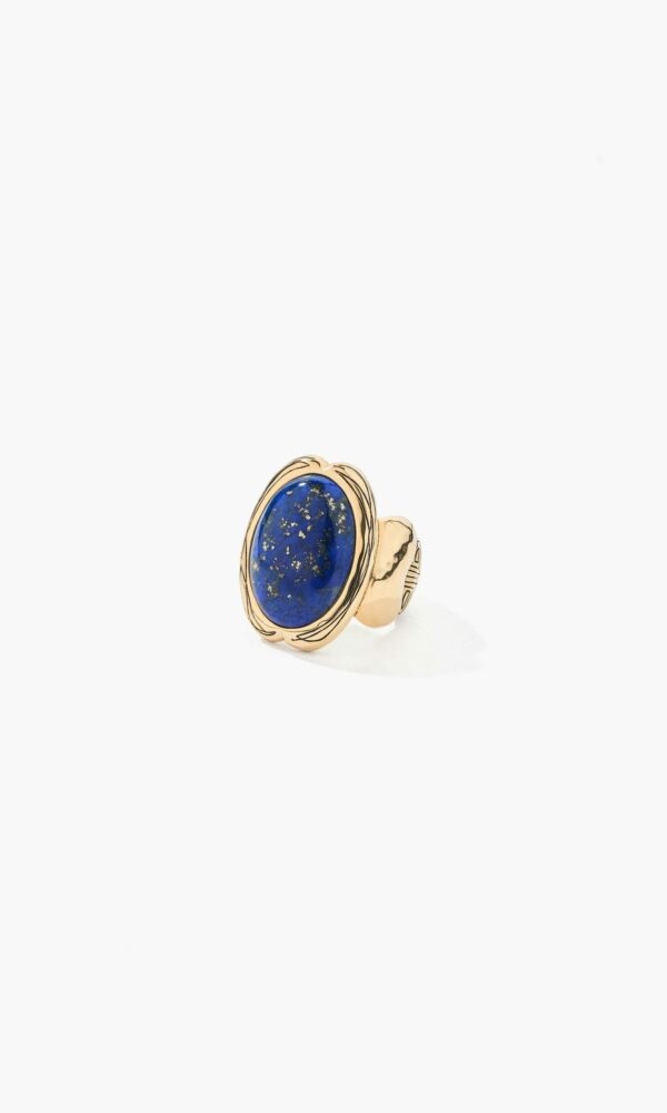 Une bague pour femme élégante et luxueuse de la collection Olfa d'Aurélie Bidermann. Dorée à l'or jaune 18 carats accompagnée de Lapis Lazuli.