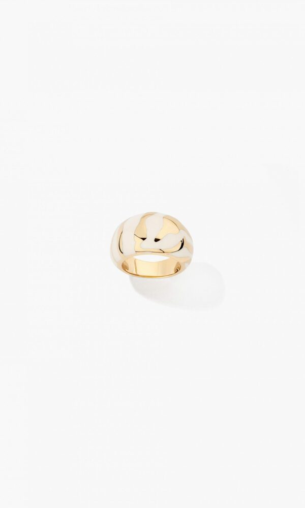 Laissez-vous séduire par cette magnifique bague de la collection Liwa d'Aurélie Bidermann. Elle est composée avec un alliage en or jaune 750/1000.