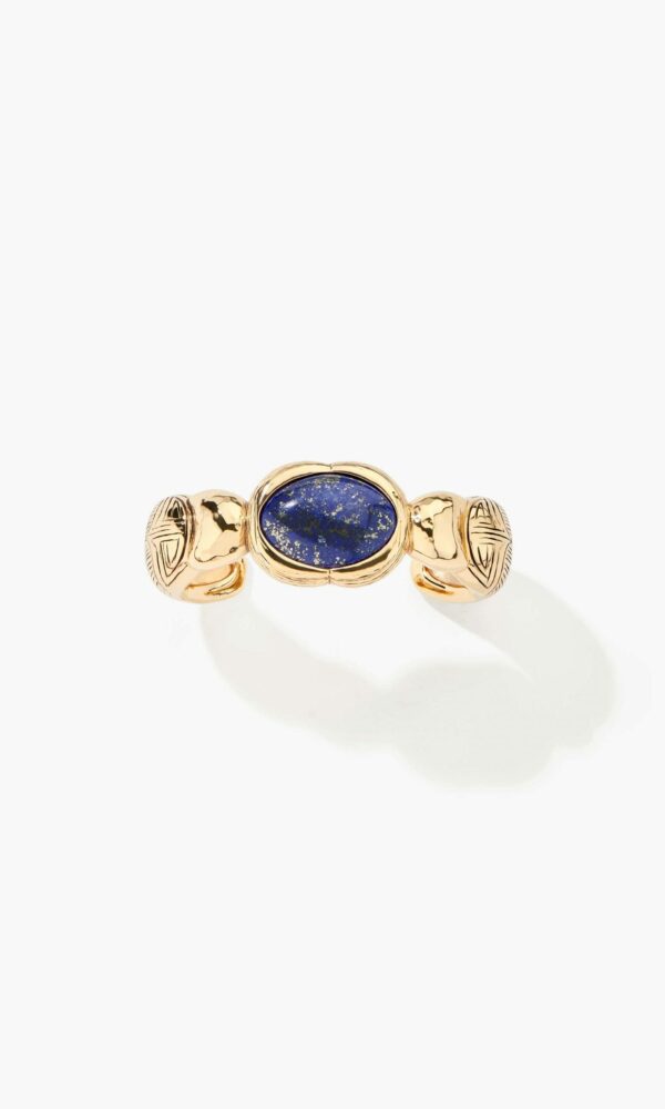 Découvrez le bracelet Olfa en plaqué or jaune de chez Aurélie Bidermann accompagné d'une sublime pierre Lapis Lazuli. Disponible chez Dumas Joaillier à Avignon.