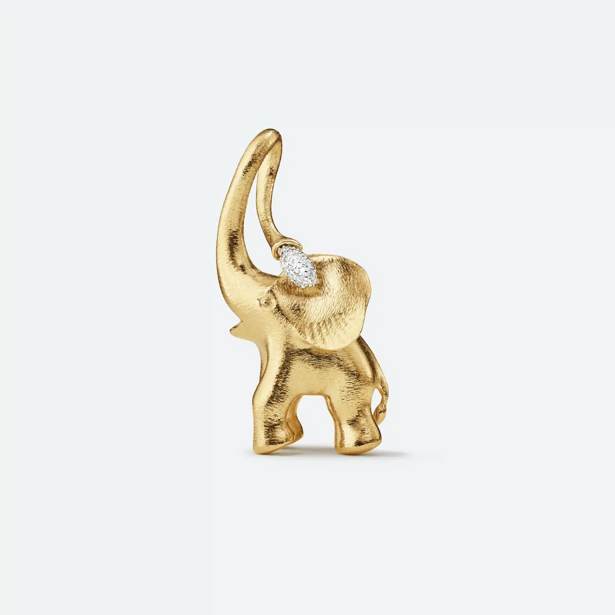 Découvrez le pendentif éléphant en or jaune 18 carats et diamants de la maison Ole Lynggaard. Conçu à la main. Distributeur officiel Dumas à Avignon