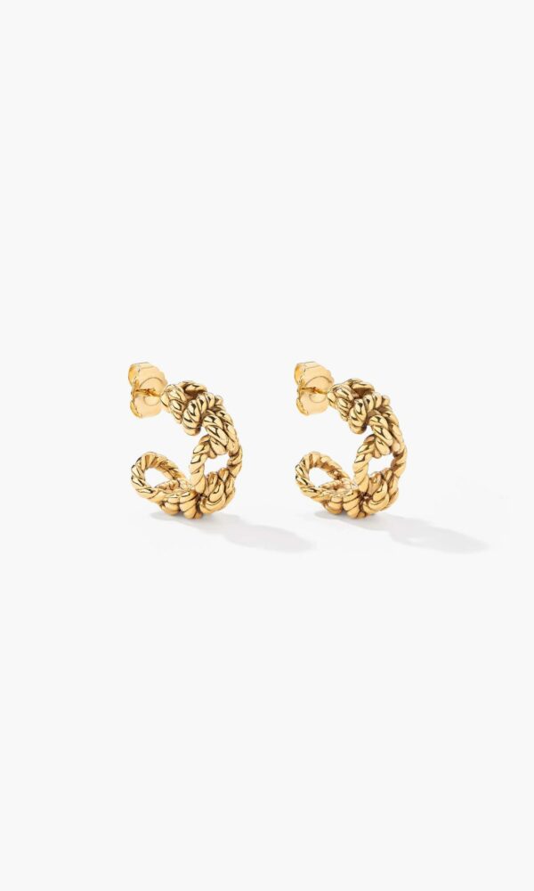 Les boucles d'oreilles Lagoa doré d'Aurélie Bidermann sont des pièces uniques qui allient élégance et raffinement. Disponible chez Dumas Joaillier à Avignon.