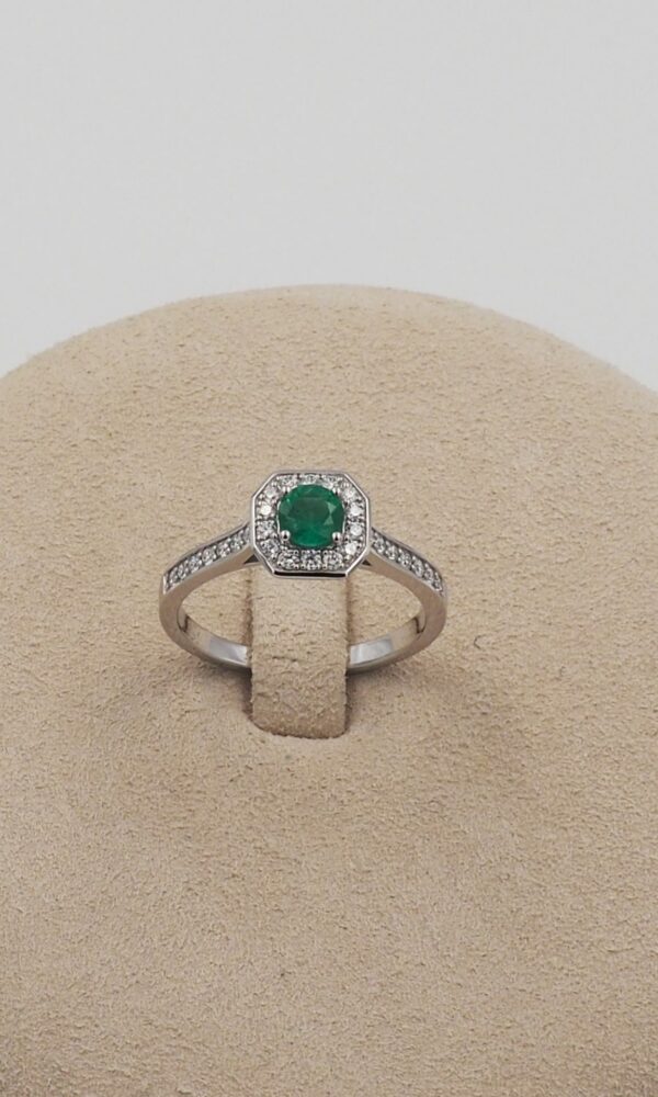 Découvrez le solitaire pour femme en or blanc, émeraude et diamants. Unique et luxueux. Une réalisation Dumas Joaillier, votre bijoutier à Avignon.