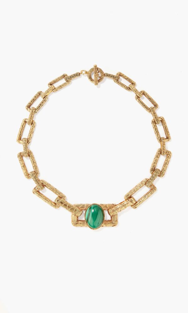 Découvrez le collier Tucuma une création Aurélie Bidermann. Orné d'un cabochon de malachite vert ardent et doré à l'or 18 carats. A retrouver chez Dumas Joaillier.