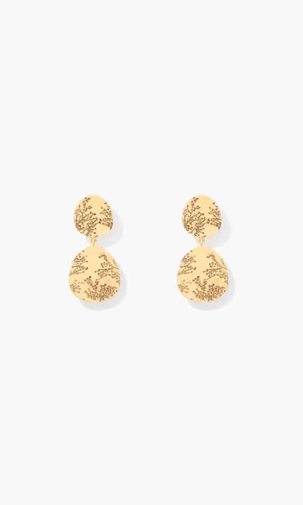 Les Boucles d’Oreilles Hermione d’Aurélie Bidermann, une élégance florale en métal doré. Portez la beauté des fleurs toute l’année, idéales pour toute occasion.