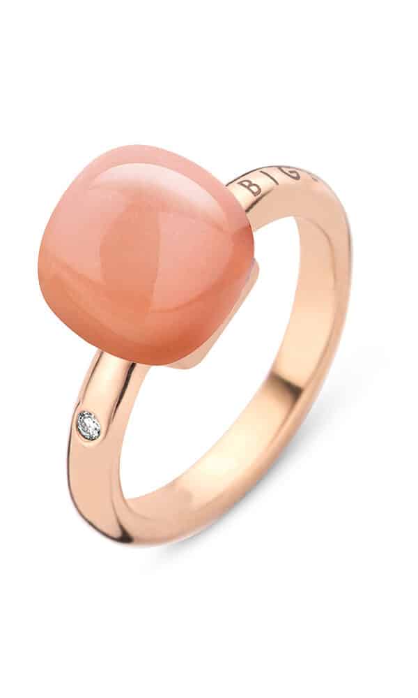 Découvrez la bague en or rose 18 carats, Pierre de lune orange et nacre chez Dumas Joaillier à Avignon. Un bijou raffiné pour une élégance intemporelle.