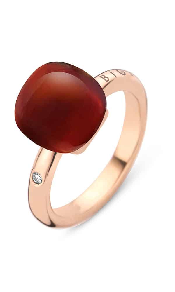 Admirez la bague en or rose 18 carats, quartz fumé et corail de Dumas Joaillier Avignon. Un bijou raffiné pour une sophistication sans pareil.