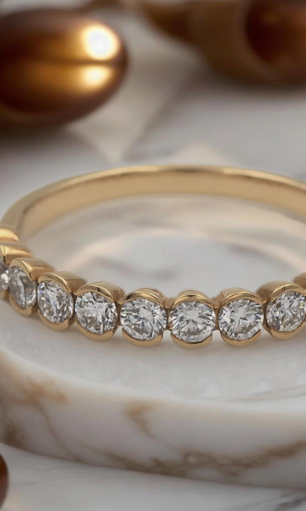 Découvrez l’alliance Or Jaune et Diamants Demi Tour de Dumas Joaillier à Avignon. Fabriquée en Or Jaune 18 carats, elle est sertie de 13 diamants.