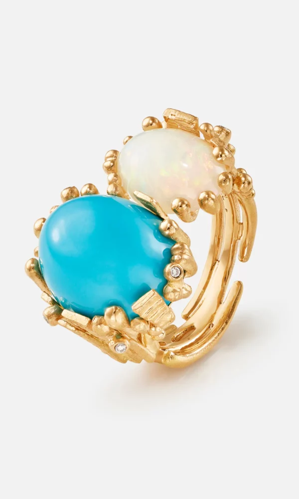 Succombez à la beauté de la bague Boho en or jaune 18 carats avec Turquoise, Opale et Diamants. Une oeuvre d'art de Ole Lynggaard.