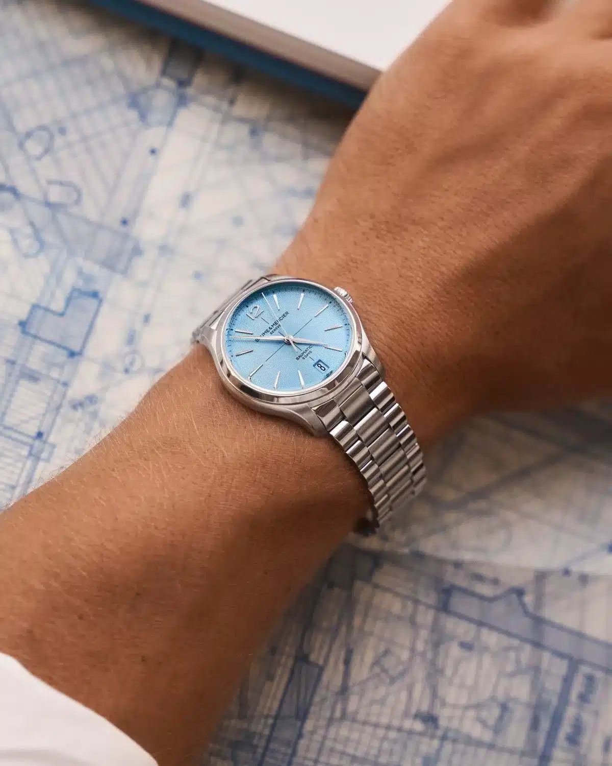Baume & Mercier Clifton10870 portée gros plan Montre homme Baume & Mercier Clifton cadran bleu portée gros plan