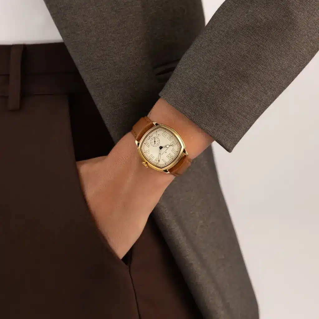 Montre Hamilton American Classic Cushion Mechanical dorée portée