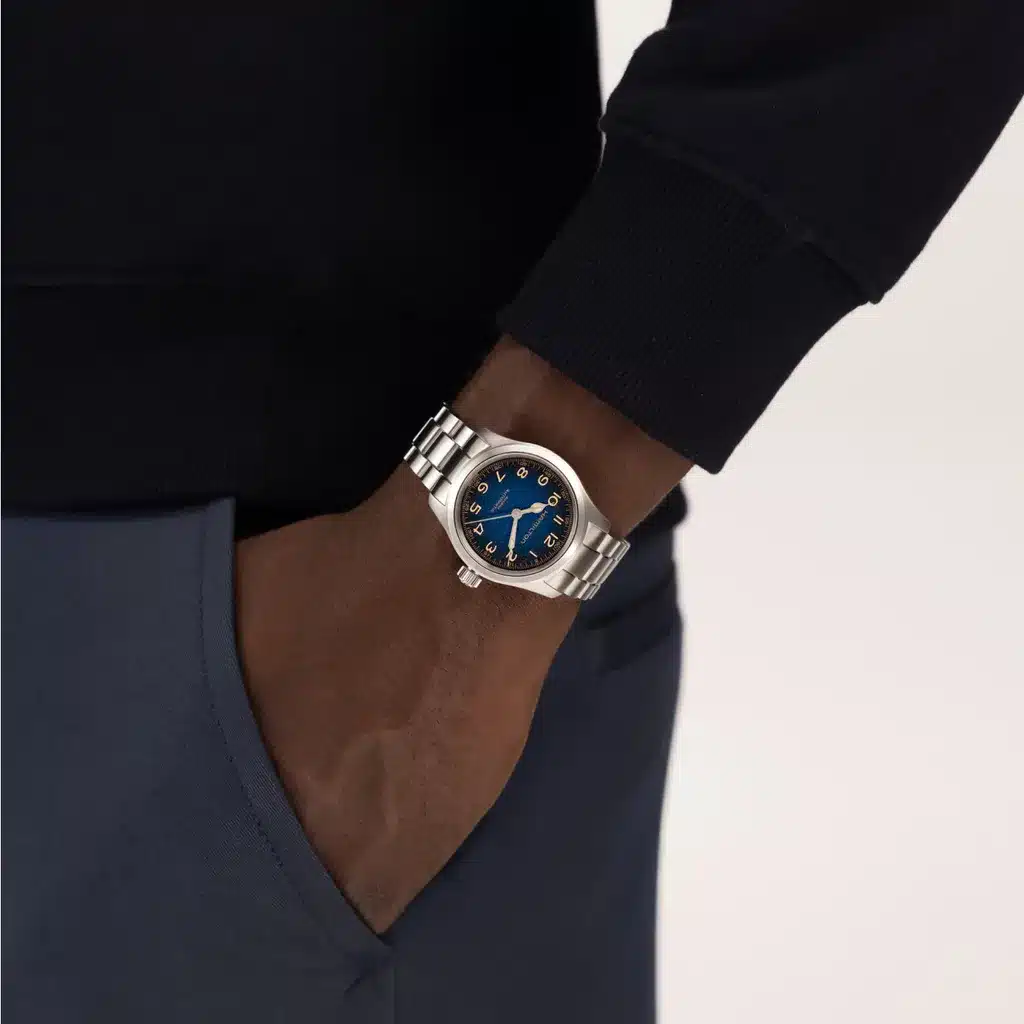 Montre homme Hamilton Khaki Field Murph cadran bleu portée