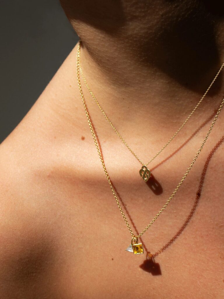 collier cœur entrelacé mini or jaune poiray dumas joaillier bijouterie avignon uzès